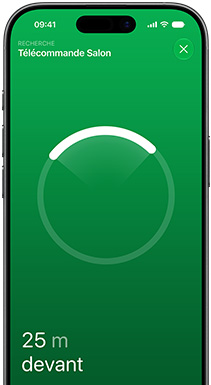 iPhone, app Localiser à l’écran, texte indiquant : Recherche Télécommande du salon, cercle de localisation avec un arc lumineux dirigé vers la télécommande, texte indiquant : 25 mètres devant