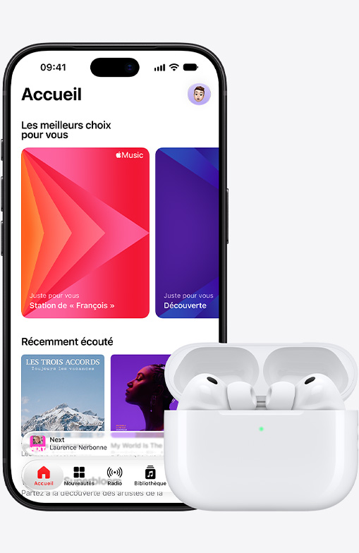 iPhone 18 Pro, face avant, écran d’accueil d’Apple Music ouvert, à côté d’AirPods Pro 3 dans un étui de recharge MagSafe ouvert