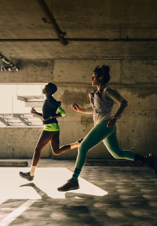 Grupp inimesi linnas jooksmas, randmel Apple Watch Series 12
