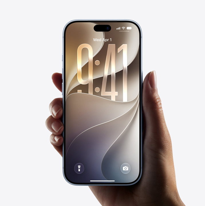 Main tenant un iPhone 17, design tout écran, écran verrouillé affichant une bordure Liquid Glass