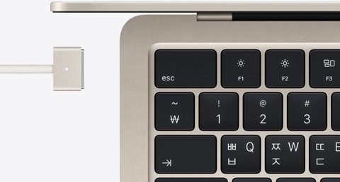 스타라이트 색상 MacBook Air와 같은 색상의 MagSafe 케이블