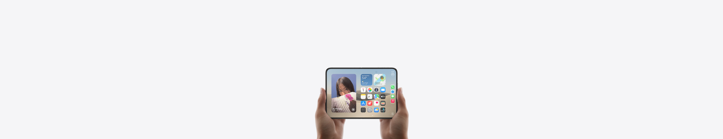 جهاز iPhone Duo‏، يدان تحملان الجهاز في الوضع الأفقي، مفتوح، الشاشة الداخلية تعرض الشاشة الرئيسية