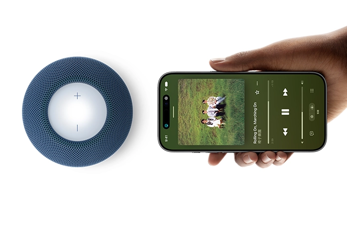 HomePod mini 2 與 iPhone：在藍色 HomePod mini 2 旁，一隻手拿著 iPhone，以進行接力功能