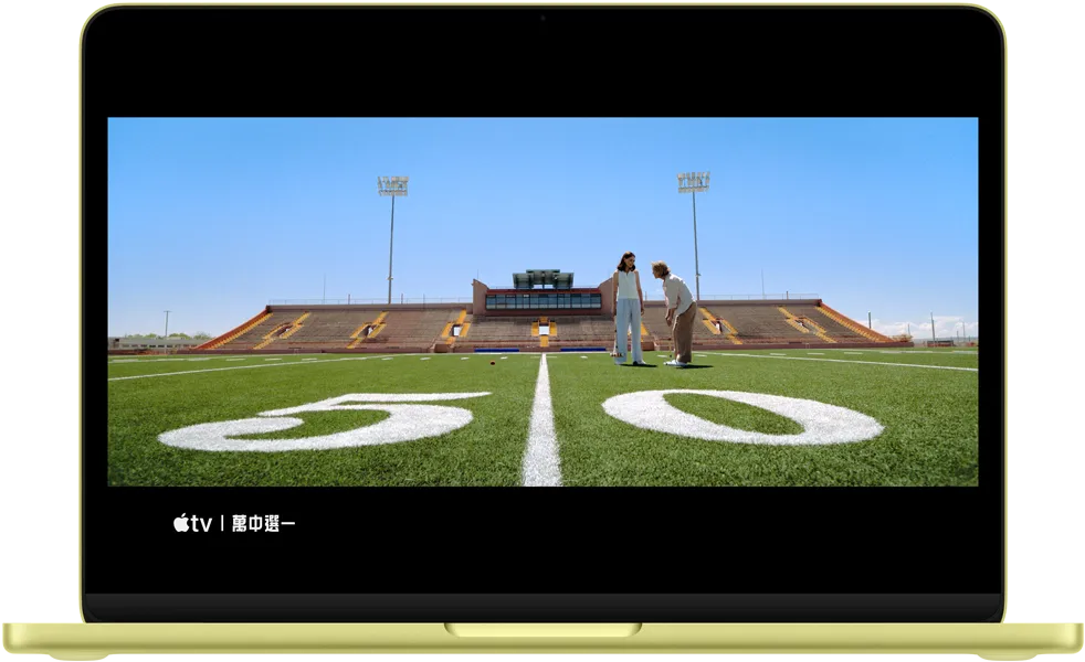 青橘黃色 MacBook Neo，螢幕上顯示萬中選一電視劇的場景
