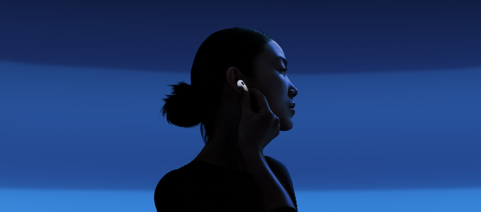 Seseorang mengaktifkan Peredam Kebisingan Aktif dengan menyentuh gagang AirPods 5