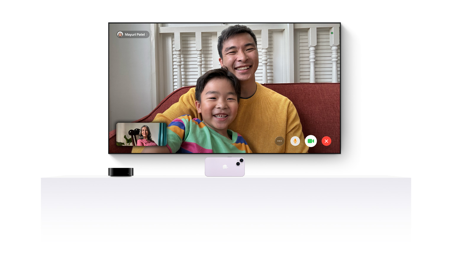 Un Apple TV 4K conectado a un iPhone muestra FaceTime en un televisor de pantalla plana
