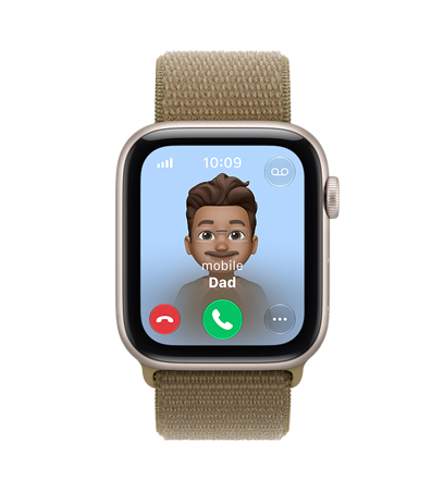 Apple Watch SE 3 z aluminiową kopertą w kolorze księżycowej poświaty i opaską sportową w kolorze oliwki (brązowozielonym). Na ekranie widać przychodzące połączenie od Taty