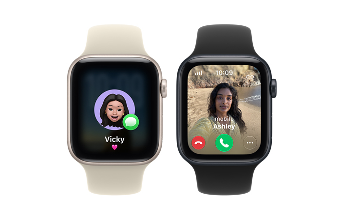 Urządzenia Apple Watch SE 3 z aluminiowymi kopertami w kolorach księżycowej poświaty i północy oraz paskami sportowymi w kolorach piasku (jasnobeżowym) i czarnym. Na ekranach widać memoji i połączenie przychodzące. Na prawym boku urządzenia pokrętło Digital Crown