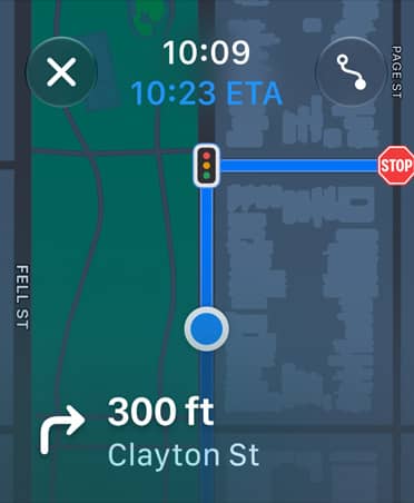 App Mapas com instruções de navegação na parte inferior do ecrã