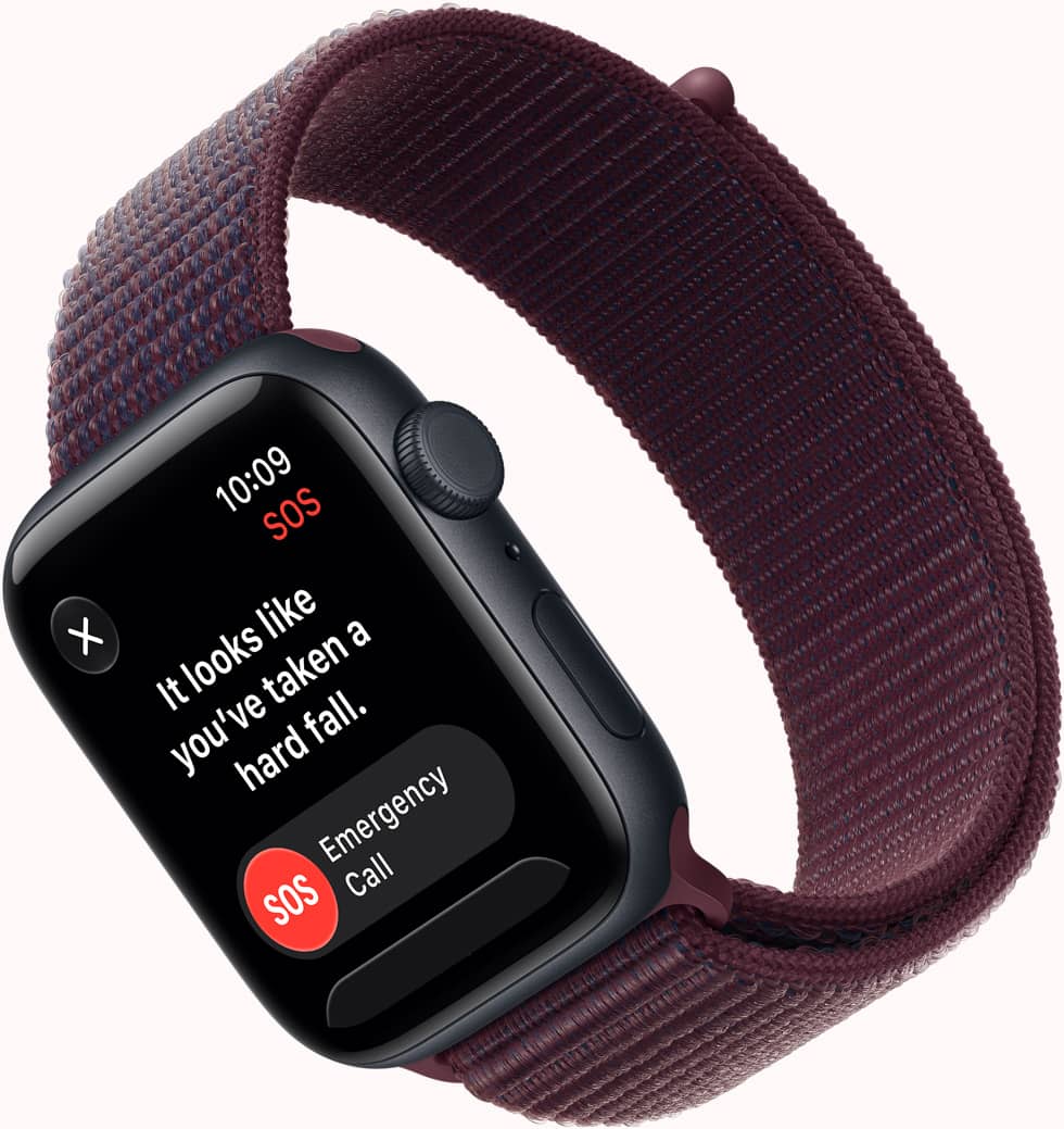 Apple Watch SE 3 z aluminiową kopertą w kolorze północy i opaską sportową w kolorze burgunda. Na ekranie widać powiadomienie SOS funkcji Wykrywanie upadków i przycisk połączenia alarmowego