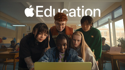 Viisi opiskelijaa työskentelee yhdessä sitruunanvärisellä MacBook Neolla ja osallistuu aktiivisesti oppimiseen luokkahuoneessa