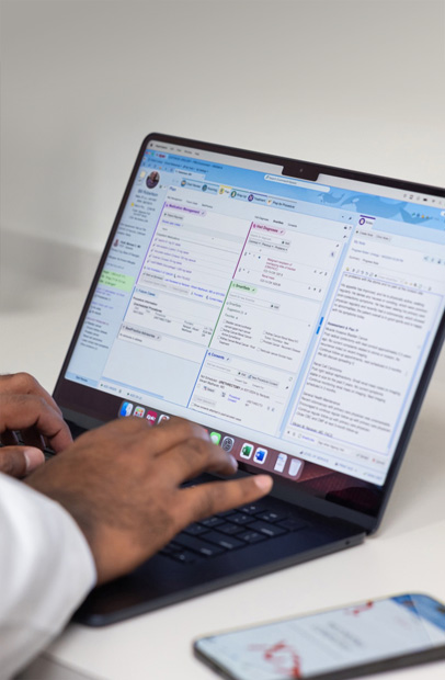 Een zorgverlener bekijkt een elektronisch patiëntendossier op een MacBook Pro.