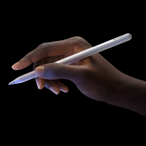 Une personne tient un Apple Pencil Pro montrant la fonctionnalité toucher deux fois