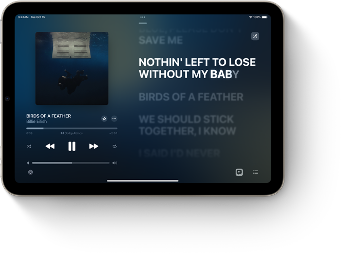 Horizontāla novietojuma iPad mini redzama Apple Music aplikācija ar dziesmas tekstu.