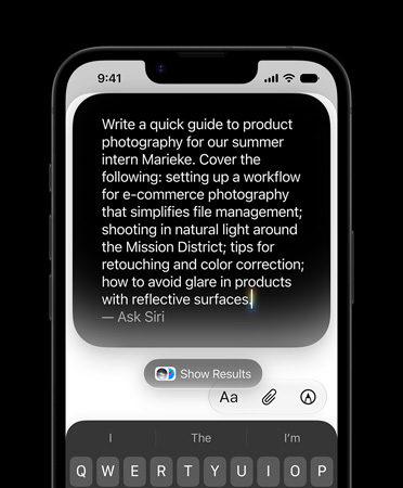 iPhone 17e, color borgoña, la pantalla muestra una consulta a Siri AI sobre la creación de una guía de fotografía de productos