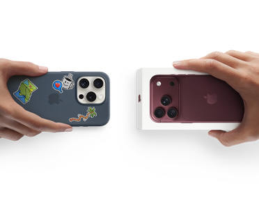 보상 판매 기기를 교환하는 두 손. 상자에 든 새로운 버건디 색상 iPhone 18 Pro를 위한 Android 폰.
