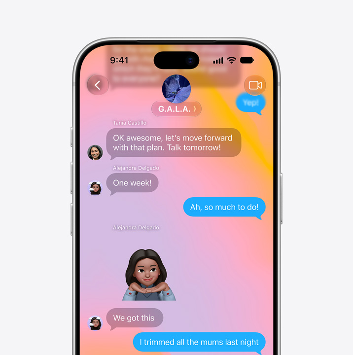 Tela do iPhone aberta no app Mensagens A tela mostra uma conversa por mensagens entre duas pessoas que inclui um Memoji