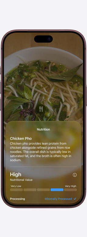 Parte da frente do iPhone 18 Pro, modo Siri na Câmera sendo usado para fornecer informações nutricionais sobre uma tigela de macarrão com frango, legumes e caldo