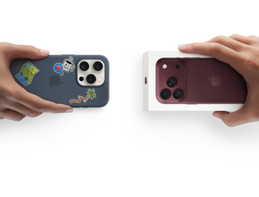 보상 판매 기기를 교환하는 두 손. 뒤에 스티커를 붙인 실리콘 케이스를 씌운 iPhone 17을 상자에 든 iPhone 18 Pro와 교환하고 있습니다.