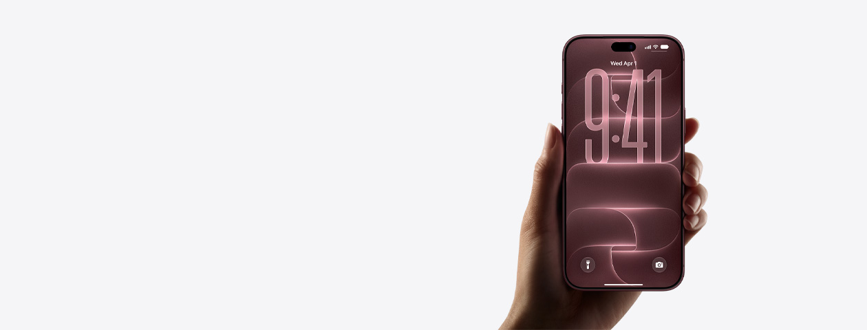 iPhone 18 Pro، تحمله يد، لون عنّابي (أحمر داكن)، الجهة الخارجية الأمامية، شاشة القفل الأساسية