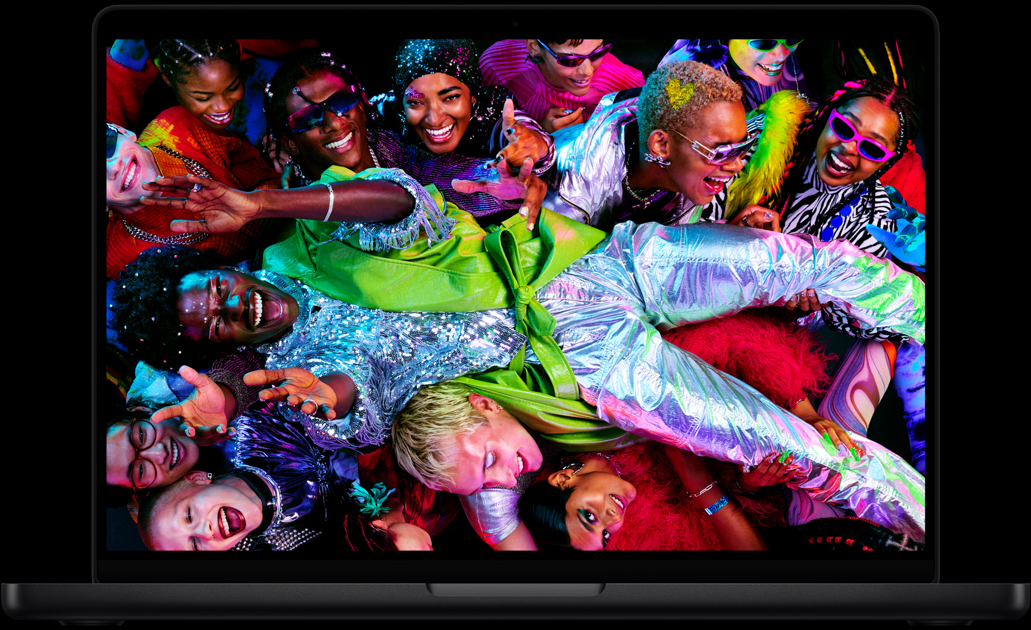 Farverig skærm på en MacBook Pro med en person, der crowdsurfer til en fest, hvilket demonstrerer den levende Liquid Retina XDR-skærm