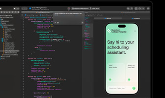 MacBook Pro med Xcode, redigeringsværktøj viser en kommentar med teksten Connect the app to Apple Intelligence, iPhone-preview, appen Quantum College Hospital og følgende tekst: Say hi to your scheduling assistant samt knapperne: View open shifts og Swap my next shift