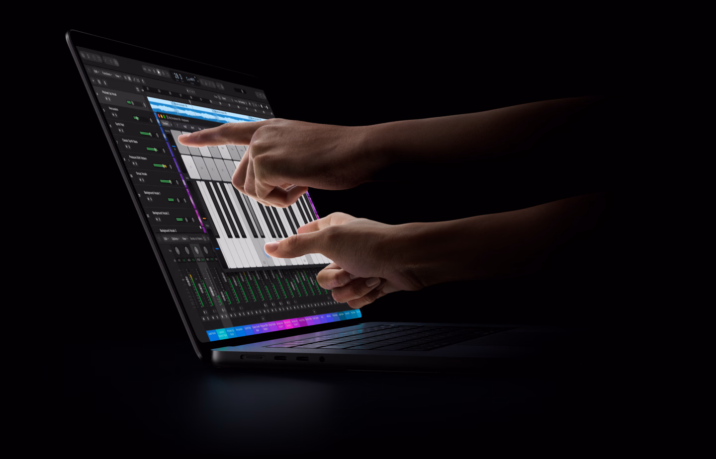 Åben 16" MacBook Pro med PROLED XDR-skærm i farven space black, skærmen viser en Logic Pro-arbejdsgang, hænder rækker hen over tastaturet for at interagere med værktøjerne via touch