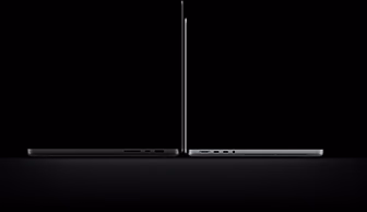 16" MacBook Pro med PROLED XDR-skærm ved siden af modellen på 14", så man kan se den tynde profil