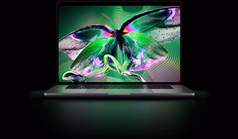 Sølvfarvet MacBook Pro med PROLED XDR-skærm, skærmen viser et detaljeret billede med høj kontrast og levende farver, tastaturet oplyses af skærmen