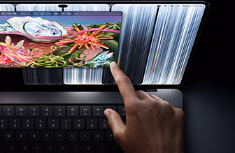 Space black MacBook Pro med PROLED XDR-skærm, brugeren ændrer størrelsen på et vindue på skærmen med fingrene