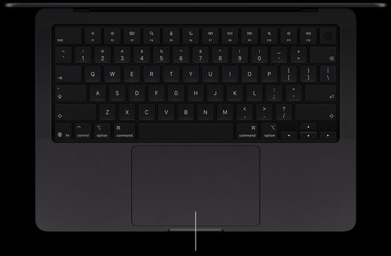 Åben MacBook Pro med PROLED XDR-skærm, farven er space black, tastatur og Force Touch-pegefelt