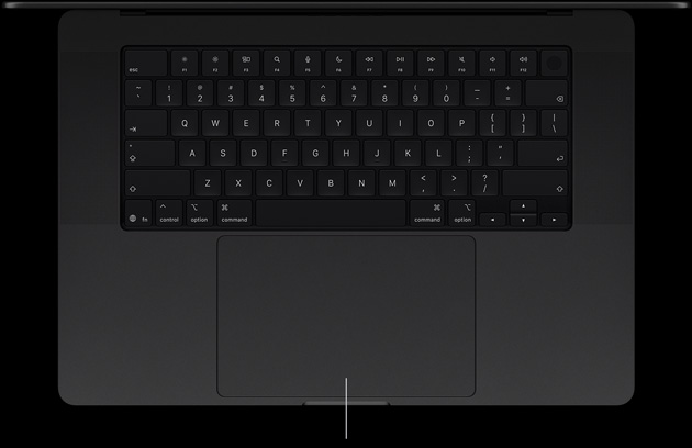 Åben MacBook Pro med PROLED XDR-skærm, farven er space black, tastatur og Force Touch-pegefelt